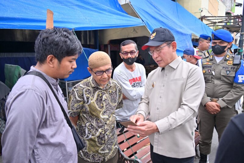Petugas memasang pagar pembatas di kawasan Pasar Payakumbuh Blok Barat, Jumat (11/9/2026), menjelang pembongkaran yang dijadwalkan dimulai Sabtu.