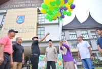 Wali Kota Payakumbuh Zulmaeta meluncurkan inovasi Petani Berdasi melalui gerakan menanam bawang merah bersama ASN di halaman Balai Kota Payakumbuh, Jumat (11/9/2026).