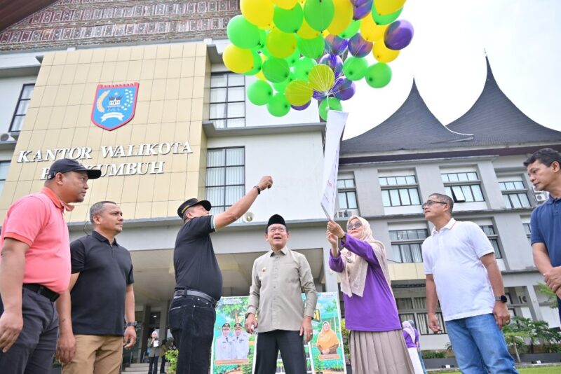 Wali Kota Payakumbuh Zulmaeta meluncurkan inovasi Petani Berdasi melalui gerakan menanam bawang merah bersama ASN di halaman Balai Kota Payakumbuh, Jumat (11/9/2026).