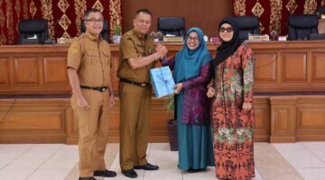Wakil Wali Kota Payakumbuh Elzadaswarman menyampaikan Nota Keuangan RAPBD Tahun Anggaran 2027 dalam rapat paripurna DPRD Kota Payakumbuh, Senin (14/09/2026).
