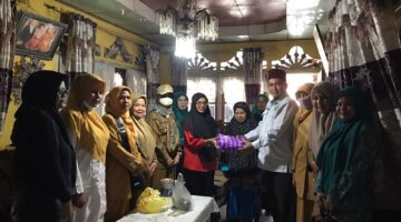 Camat Payakumbuh Selatan Dewi Mulia bersama unsur terkait dalam kegiatan SERIBU Asa untuk anak stunting dan ibu hamil di Kelurahan Balai Panjang, Selasa (15/9/2026).