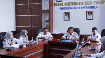 Wakil Wali Kota Payakumbuh Elzadaswarman menyampaikan tanggapan terhadap hasil pemeriksaan pendahuluan BPK terkait pengelolaan sampah.