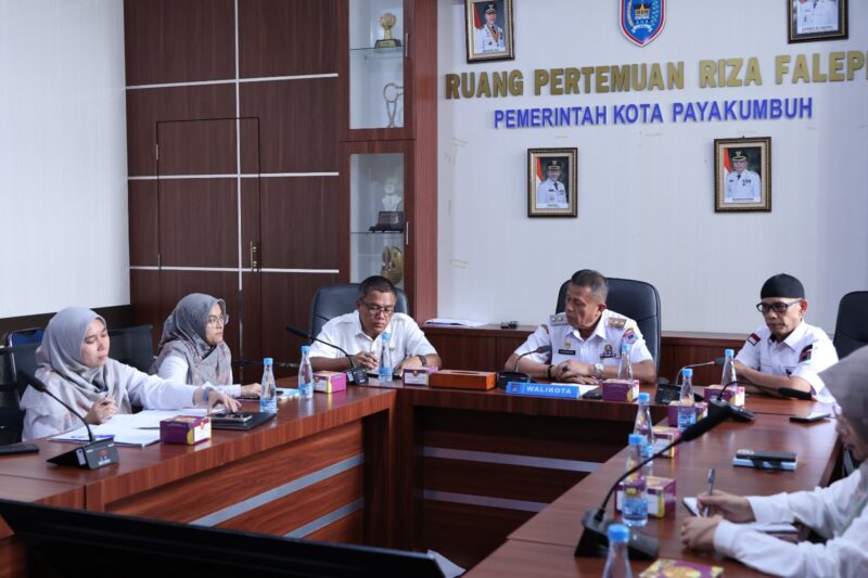 Wakil Wali Kota Payakumbuh Elzadaswarman menyampaikan tanggapan terhadap hasil pemeriksaan pendahuluan BPK terkait pengelolaan sampah.