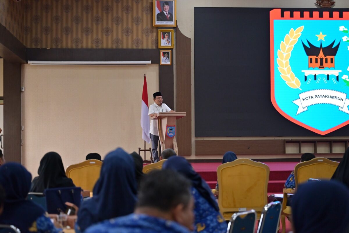 Wali Kota Payakumbuh Zulmaeta saat membuka Sosialisasi Relaksasi Rekognisi Pembelajaran Lampau (RPL) bagi ASN di Payakumbuh.