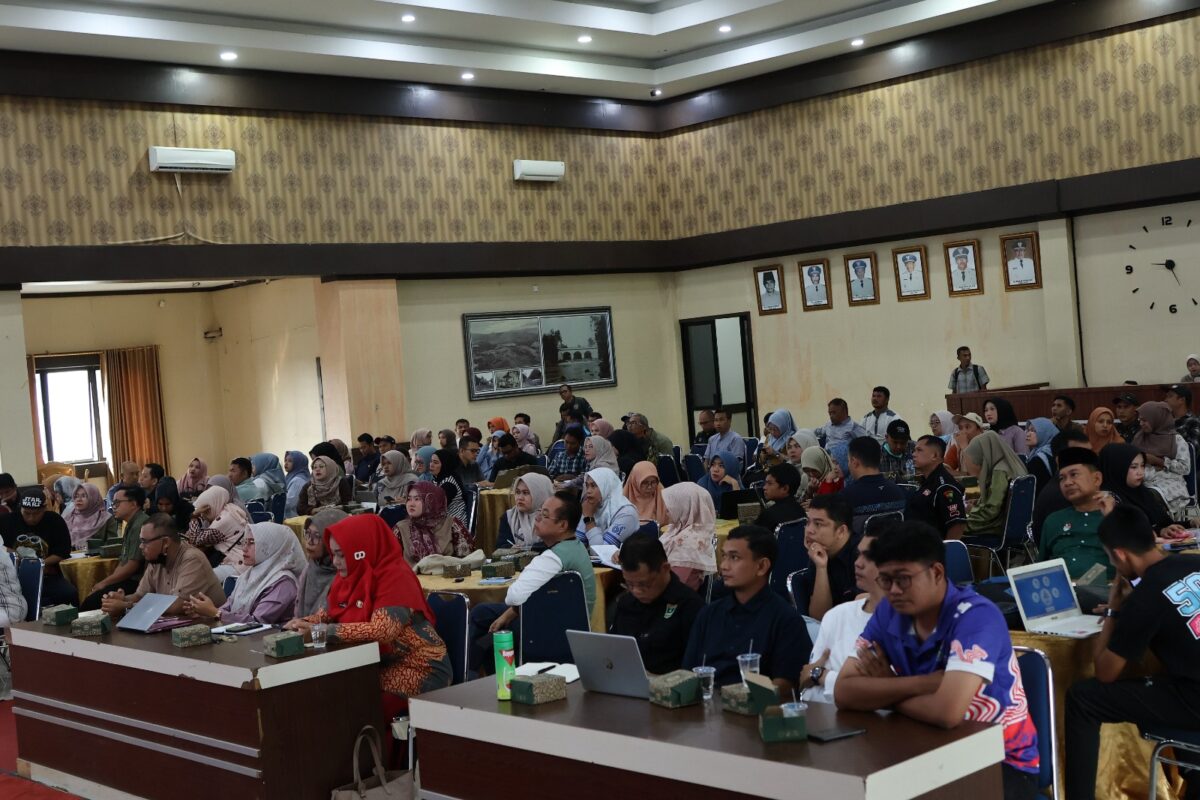 Asisten Administrasi Umum Setdako Payakumbuh Ifon Satria Chan menyampaikan arahan dalam Sosialisasi Perpanjangan Kontrak PPPK Paruh Waktu di Aula Josrizal Zain, Balai Kota Payakumbuh, Jumat (18/9/2026).