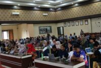 Asisten Administrasi Umum Setdako Payakumbuh Ifon Satria Chan menyampaikan arahan dalam Sosialisasi Perpanjangan Kontrak PPPK Paruh Waktu di Aula Josrizal Zain, Balai Kota Payakumbuh, Jumat (18/9/2026).
