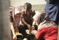 Pegawai Dinas Kominfo Kota Payakumbuh menanam bawang menggunakan polybag dalam program Petani Berdasi untuk mendukung pengendalian inflasi.