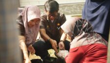 Pegawai Dinas Kominfo Kota Payakumbuh menanam bawang menggunakan polybag dalam program Petani Berdasi untuk mendukung pengendalian inflasi.