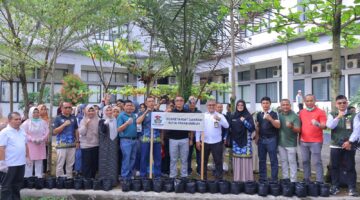 Pemkot Payakumbuh mengembangkan program Petani Berdasi dengan memanfaatkan lahan perkantoran untuk menanam cabai, bawang, dan terong.