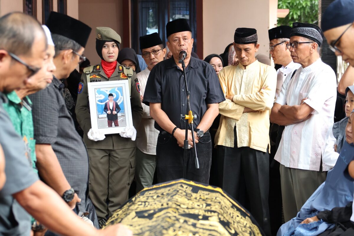 Wakil Wali Kota Payakumbuh Elzadaswarman memimpin prosesi pelepasan jenazah Kepala Disnakerin Payakumbuh Yasril di rumah duka Koto Nan Gadang, Sabtu (19/9/2026).