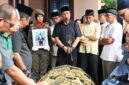 Wakil Wali Kota Payakumbuh Elzadaswarman memimpin prosesi pelepasan jenazah Kepala Disnakerin Payakumbuh Yasril di rumah duka Koto Nan Gadang, Sabtu (19/9/2026).