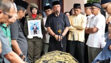Wakil Wali Kota Payakumbuh Elzadaswarman memimpin prosesi pelepasan jenazah Kepala Disnakerin Payakumbuh Yasril di rumah duka Koto Nan Gadang, Sabtu (19/9/2026).