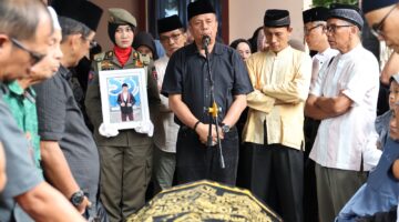 Wakil Wali Kota Payakumbuh Elzadaswarman memimpin prosesi pelepasan jenazah Kepala Disnakerin Payakumbuh Yasril di rumah duka Koto Nan Gadang, Sabtu (19/9/2026).