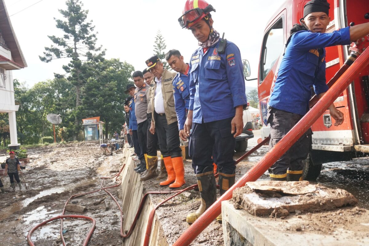 Wakil Wali Kota Payakumbuh Elzadaswarman bersama jajaran menyerahkan bantuan obat-obatan kepada Wakil Bupati Solok Candra di posko bencana Kabupaten Solok, Rabu (23/9/2026).