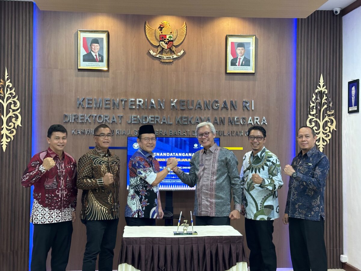 Wali Kota Payakumbuh Zulmaeta saat penandatanganan Nota Kesepahaman dan Perjanjian Kerja Sama dengan Kanwil DJKN di Pekanbaru, Jumat (25/9/2026).