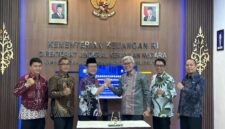 Wali Kota Payakumbuh Zulmaeta saat penandatanganan Nota Kesepahaman dan Perjanjian Kerja Sama dengan Kanwil DJKN di Pekanbaru, Jumat (25/9/2026).