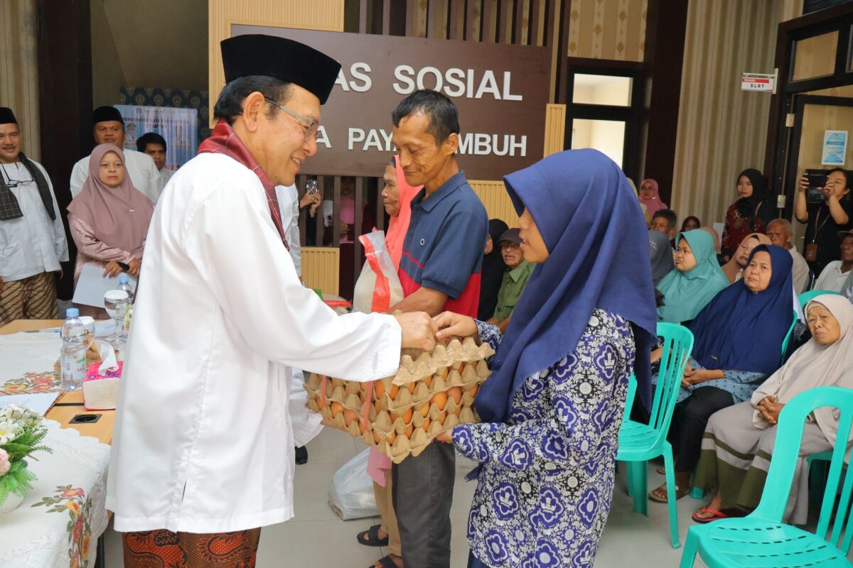 Wali Kota Payakumbuh Zulmaeta menyerahkan Bantuan Permakanan Triwulan III kepada warga rentan di Kantor Dinas Sosial Payakumbuh, Selasa (29/9/2026).