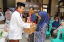 Wali Kota Payakumbuh Zulmaeta menyerahkan Bantuan Permakanan Triwulan III kepada warga rentan di Kantor Dinas Sosial Payakumbuh, Selasa (29/9/2026).