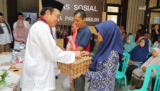 Wali Kota Payakumbuh Zulmaeta menyerahkan Bantuan Permakanan Triwulan III kepada warga rentan di Kantor Dinas Sosial Payakumbuh, Selasa (29/9/2026).