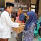 Wali Kota Payakumbuh Zulmaeta menyerahkan Bantuan Permakanan Triwulan III kepada warga rentan di Kantor Dinas Sosial Payakumbuh, Selasa (29/9/2026).
