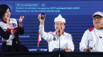 Jokowi Pamer KTA PSI di Bandung, Akui Sudah Bergabung Sejak Oktober 2025