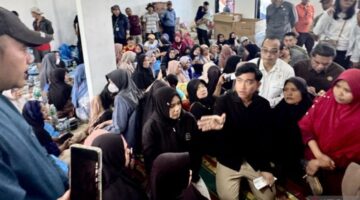 Momen Gibran Minta Dokter Pribadinya Periksa Kaki Pengungsi yang Tertusuk Paku Saat Banjir Bandang di Solok