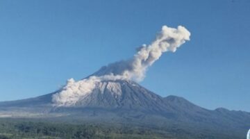 Pantauan Satelit BMKG: Abu Vulkanik Semeru di Timur, Lewotolok di Barat
