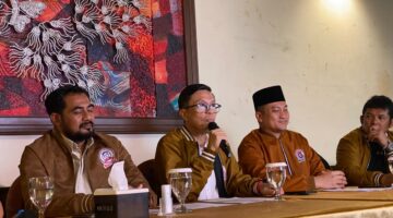 Relawan Gibran Pertimbangkan Laporkan Denny Indrayana Imbas Gugatan PHPU ke Mahkamah Konstitusi: Okezone News