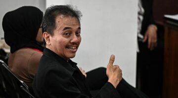 Roy Suryo ditanya apa kesalahan Jokowi: menjatuhkan diri