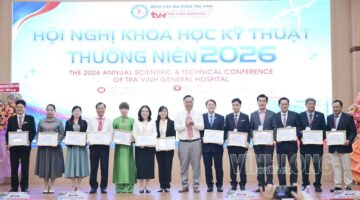 Rumah Sakit Umum Tra Vinh menyelenggarakan konferensi ilmiah untuk memberikan informasi terkini tentang kemajuan terkini di bidang kedokteran.