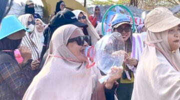 Sambil membawa gayung hingga galon, warga Perum Tambora Lamongan berdemonstrasi menuntut kelancaran air PDAM