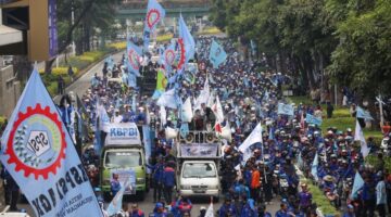 Sebanyak 20.000 buruh menggelar aksi unjuk rasa di depan Gedung DPR