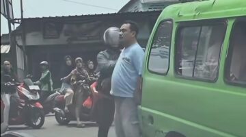 Viral adu mulut antara sopir angkot dan pengendara sepeda motor di Ciomas Bogor, sepeda motor ditendang hingga terjatuh