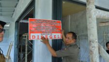 Tim gabungan Pemko Payakumbuh melakukan penertiban bangunan tidak berizin di tiga kecamatan, Senin (21/9/2026).