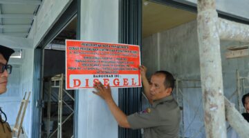 Tim gabungan Pemko Payakumbuh melakukan penertiban bangunan tidak berizin di tiga kecamatan, Senin (21/9/2026).