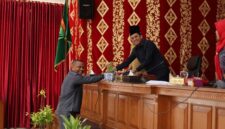 Ketua DPRD Kota Payakumbuh Wirman Putra memimpin Rapat Paripurna Penyampaian Pemandangan Umum Fraksi-Fraksi terhadap Nota Keuangan RAPBD 2027 di ruang sidang DPRD Payakumbuh, Senin (21/9/2026).