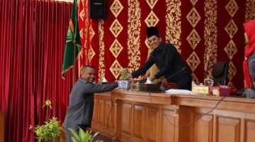 Ketua DPRD Kota Payakumbuh Wirman Putra memimpin Rapat Paripurna Penyampaian Pemandangan Umum Fraksi-Fraksi terhadap Nota Keuangan RAPBD 2027 di ruang sidang DPRD Payakumbuh, Senin (21/9/2026).