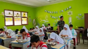 Babinsa Guguak Pendampingi Program MBG bagi 230 Mahasiswa Mungka