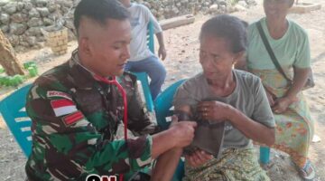 Dekat dengan masyarakat, Posko Lookeu Yonarhanud 14/PWY menyediakan pemeriksaan tekanan darah bagi warga