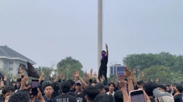 Demo Revolusi 2 Pontianak Berakhir Ricuh, Mahasiswa Kecewa Tak Ditemukan Gubernur
