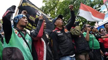 Demo di Cirebon, Pengemudi Ojol Blokir Gerbang Balaikota