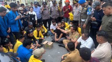 Demo di Kantor Gubernur Riau, Mahasiswa Minta Kepastian Bertemu SF Hariyanto