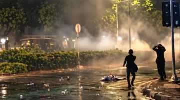 Demonstrasi Sumpah Pemuda Memanas! Gas Air Mata dan Meriam Air Dikerahkan, Massa Bentrok dengan Polisi di Jakarta Pusat