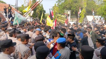 Demonstrasi mahasiswa Indramayu memanas, 3 orang luka-luka