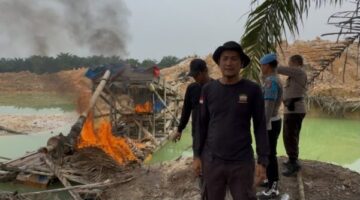Dua Rakit PETI di Desa Petai Dihancurkan Polsek Singingi Hilir