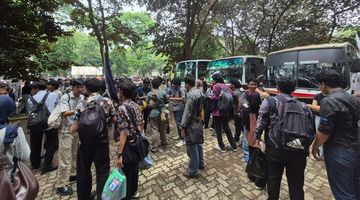 Mahasiswa Tak Pakai Jaket Almamater Saat Demo di Bundaran HI Hari Ini, Apa Alasannya?