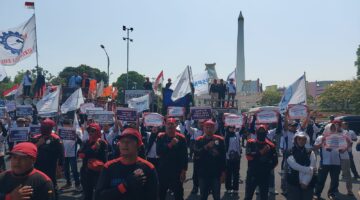 Ratusan Buruh Demo di Depan Kantor Gubernur Jatim Tuntut Kenaikan UMK 2027