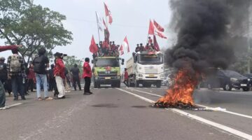 Rayakan HUT ke-26 Banten, Mahasiswa Demo di Gedung DPRD