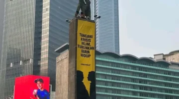 Virus! Greenpeace Memanjat Patung Bundaran HI