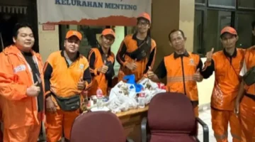 Warga Bersama-sama Membeli Makanan untuk Pasukan Oranye Usai Demonstrasi
